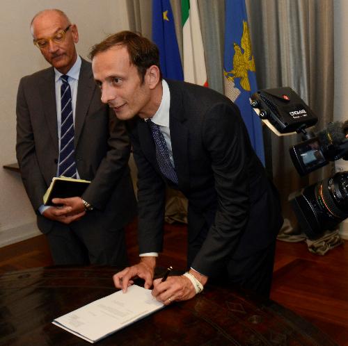 Il nuovo presidente della Regione FVG, Massimiliano Fedriga, firma il decreto di nomina